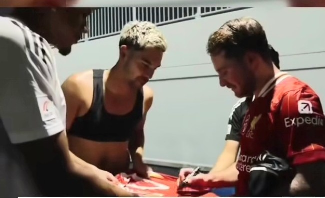 Momen Mac Allister ajak Sandy Walsh tukaran jersey lalu membubuhkan tanda tangannya. [Instagram]